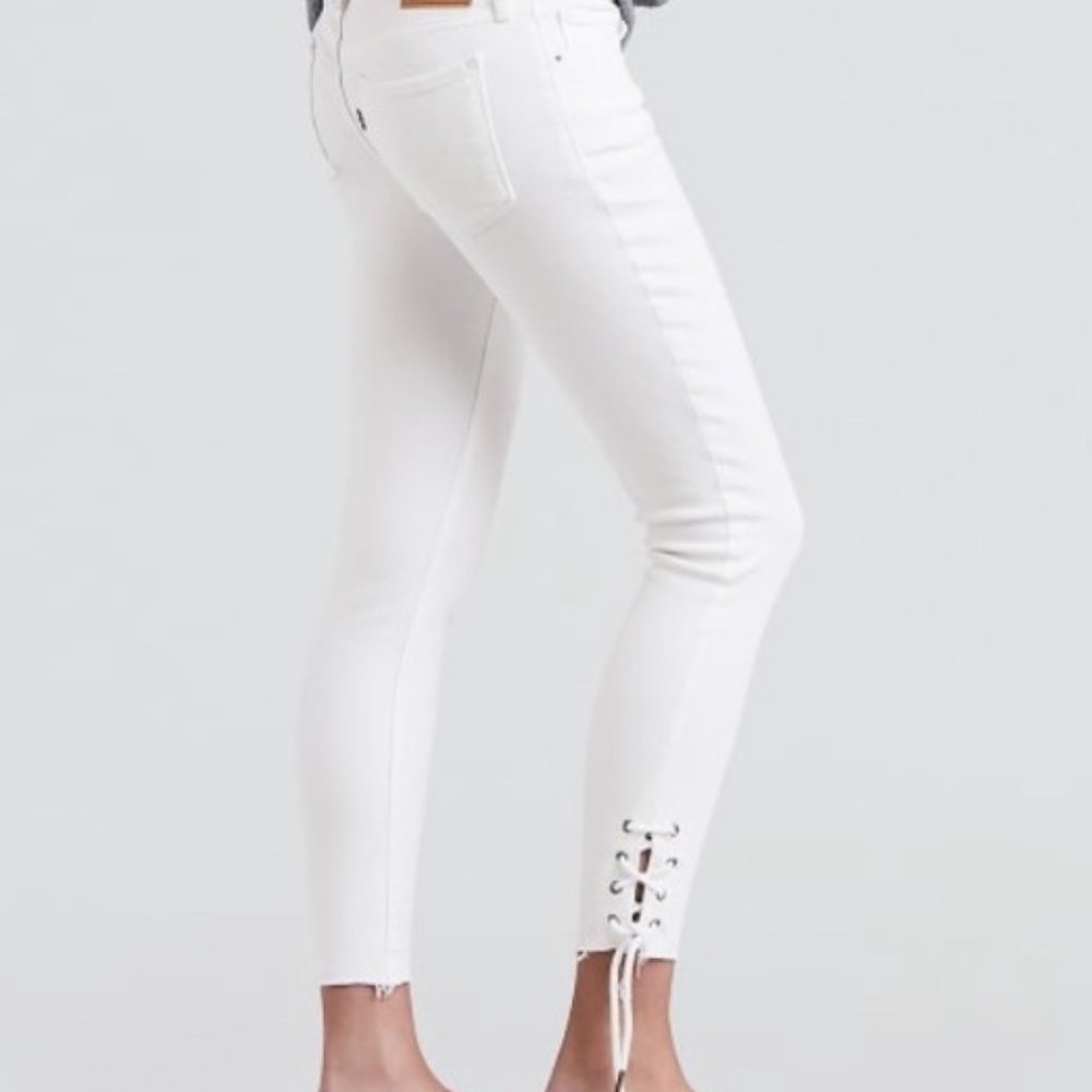 NWOT Levi's Skinny Jeans with hem detail